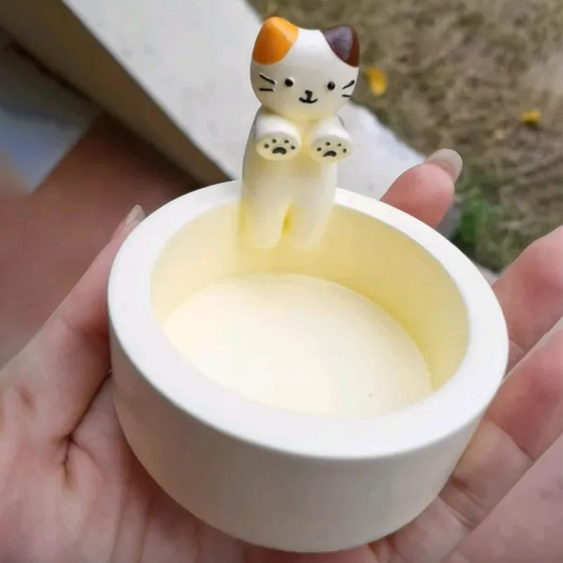 Freezing Cat - Candle Holder